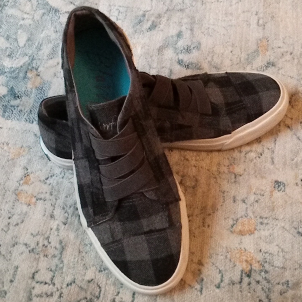 Blowfish Slip on Sneakers Sz 9